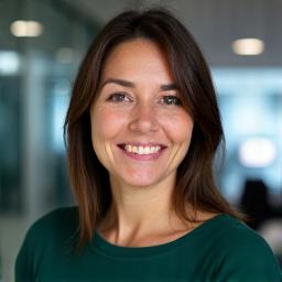 Retrato de la Ing. Sofía Reyes, Directora de Tecnología y Experiencia de Usuario en Vida Serena Bienestar.